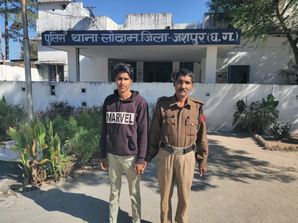 बच्चों से जुड़ी अश्लील वीडियो एवं फोटो सोशल मीडिया में अपलोड करता असामूल हक जशपुर पुलिस ने तत्काल गिरफ्तार कर भेजा न्यायिक रिमांड में 1 IMG 20241204 WA0243