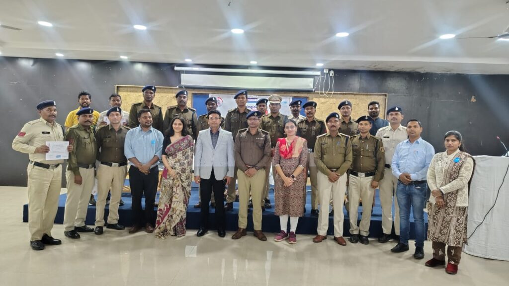 पुलिस अधीक्षक द्वारा मास्टर ट्रेनर्स एवं वालेंटियर को प्रमाण पत्र एवं स्मृति चिन्ह देकर सम्मानित किया गया 2 IMG 20241206 WA0241