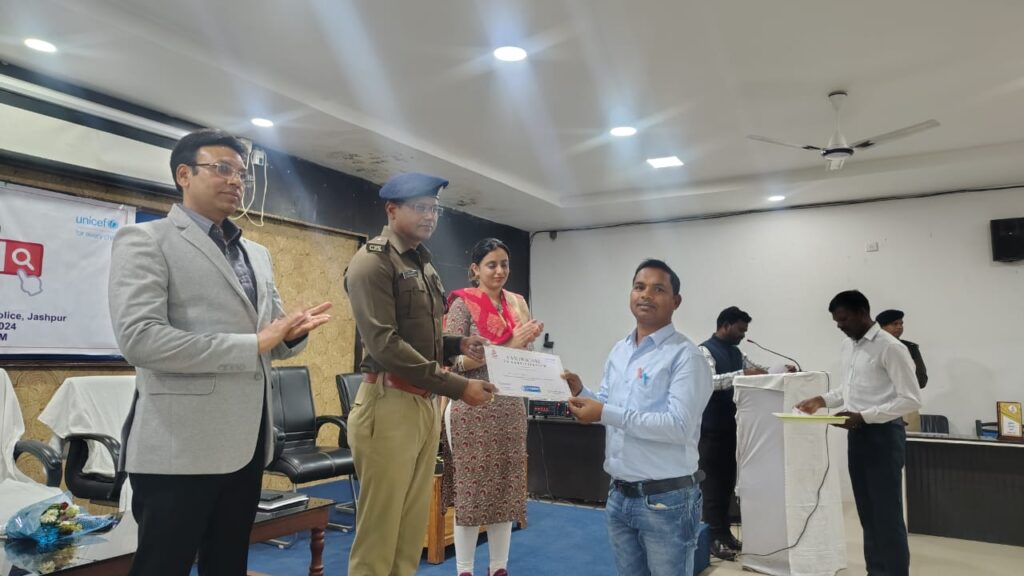 पुलिस अधीक्षक द्वारा मास्टर ट्रेनर्स एवं वालेंटियर को प्रमाण पत्र एवं स्मृति चिन्ह देकर सम्मानित किया गया 1 IMG 20241206 WA0247