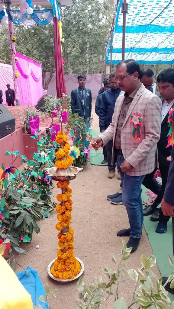 - स्कूलों में ऐसे आयोजन से बच्चों में बोलने और सीखने के कला जागृत होती है .. "सालिक साय" 2 IMG 20241221 WA0003
