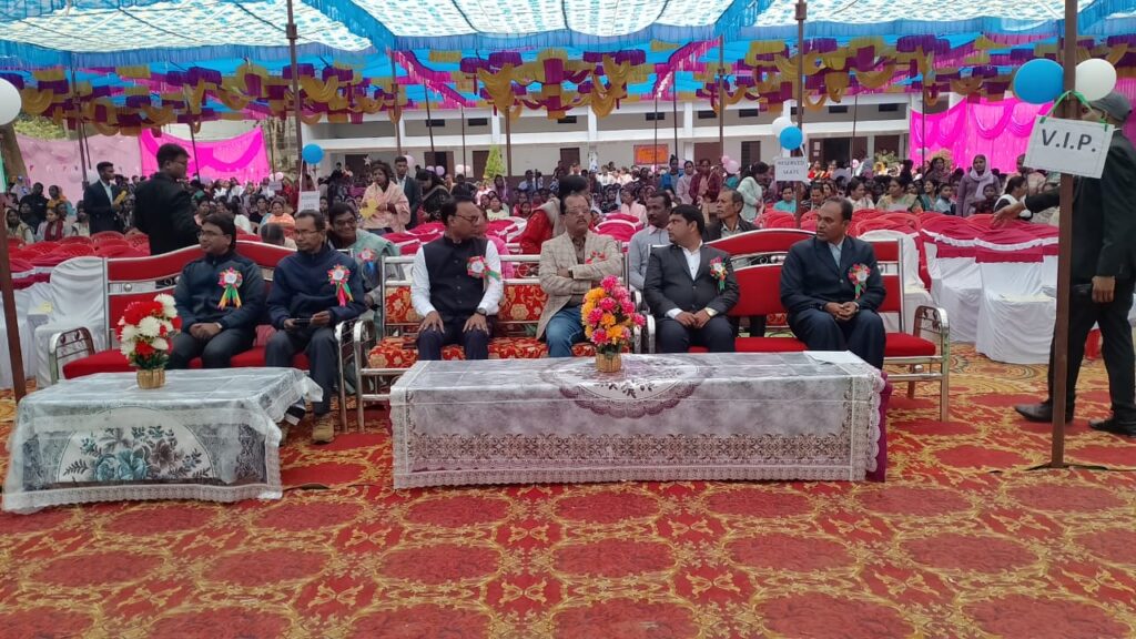 - स्कूलों में ऐसे आयोजन से बच्चों में बोलने और सीखने के कला जागृत होती है .. "सालिक साय" 3 IMG 20241221 WA0005
