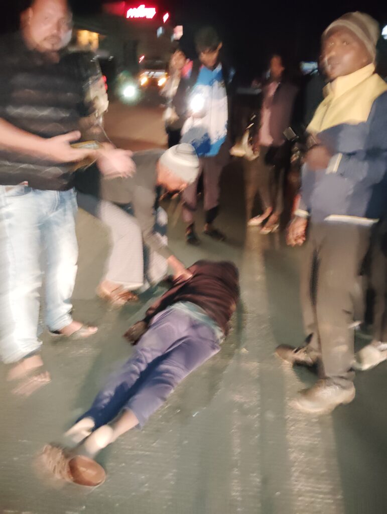 टीवशन पढाकर पैदल घर वापस जा रहे शिक्षक को अज्ञात वाहन ने मारी टक्कर,, शिक्षक और इंजियर दोनों के हालात गंभीर 2 1000056761 1