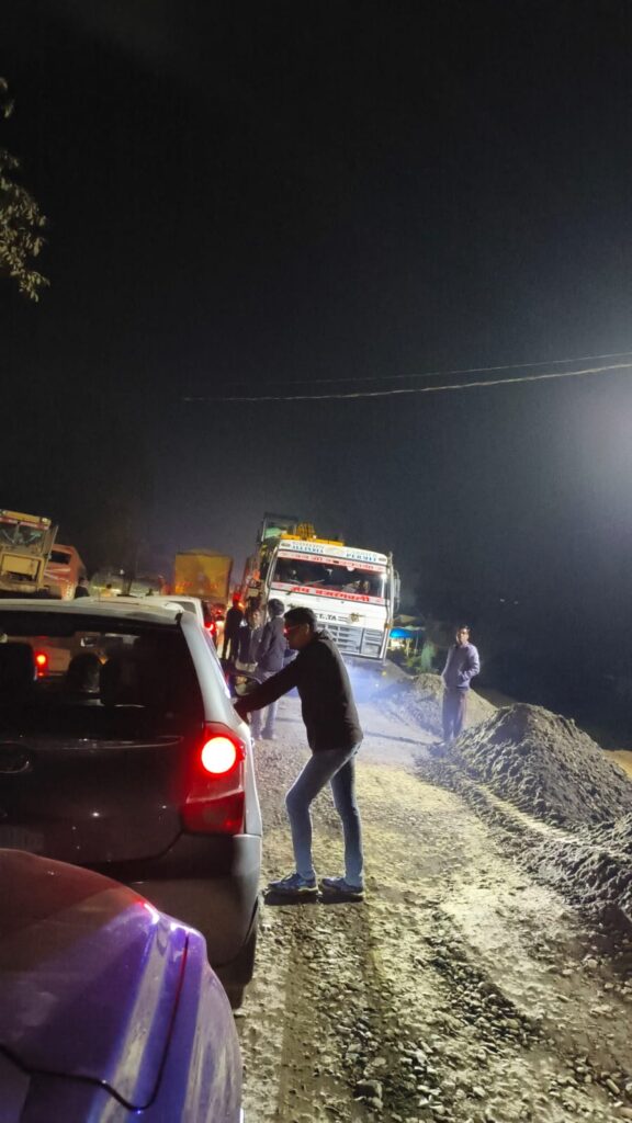 पुलिस ने संवेदनशीलता और मानवीयता की नई मिसाल पेश की" घायल युवक को समय पर अस्पताल पहुँचाकर बचाई जान!! 2 1000067621