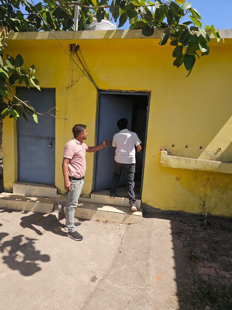 नवनिर्वाचित पार्षद संजय तिवारी ने लिया बाजार स्थल का जायजा, जर्जर शौचालय के 1 1000256810