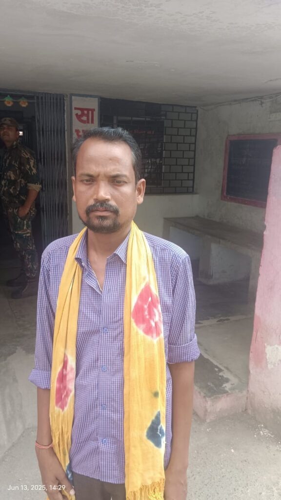 नाबालिक बच्चे को रस्सी से पेड़ में बांध पिटकर सजा देना पड़ा पंच को भारी 1 IMG 20250613 WA0012