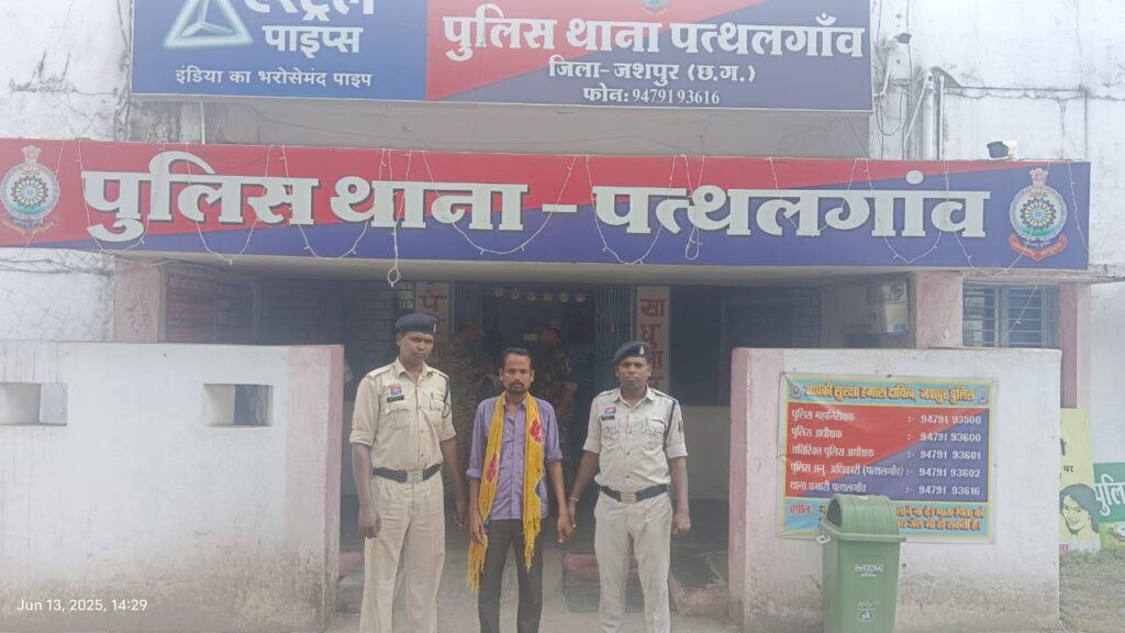 नाबालिक बच्चे को रस्सी से पेड़ में बांध पिटकर सजा देना पड़ा पंच को भारी 2 IMG 20250613 WA0013