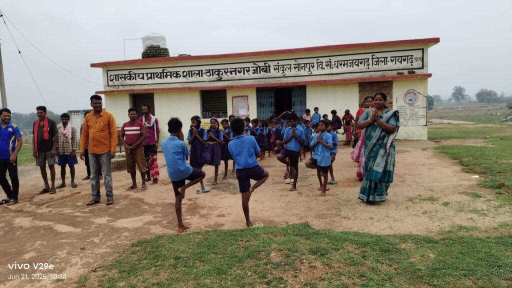 अंतरराष्ट्रीय योग दिवस पर प्रा.शा ठाकुर नगर जोबी में बच्चों तथा पालकों ने योगभ्यास किया 1 IMG 20250621 WA0150