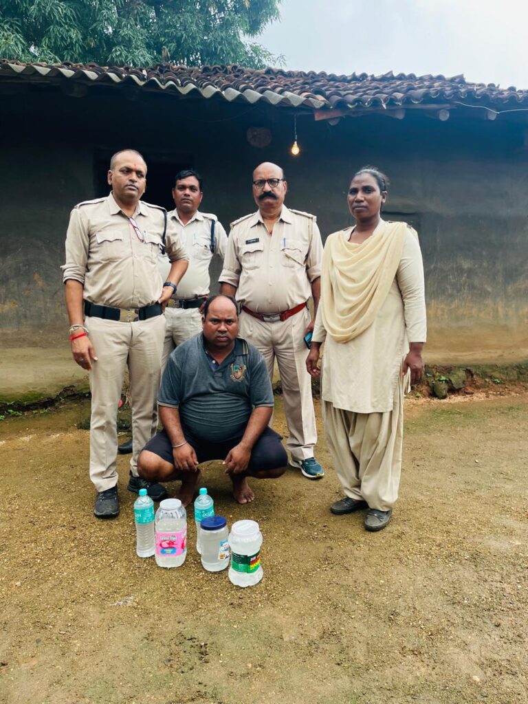 कांसाबेल में 8 लीटर महुआ शराब जब्त, आरोपी जेल भेजा गया 1 IMG 20250814 WA0016