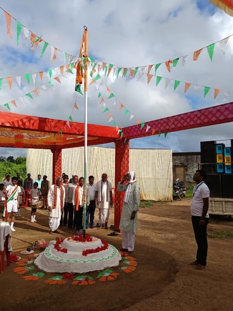 महर्षि सांदीपनी विद्या मंदिर पालीडीह में आजादी के 79 वे स्वतंत्रता दिवस के पावन अवसर पर अनुभान सिंह ठाकुर के द्वारा ध्वजारोहण किया गया 1 IMG 20250815 WA0043