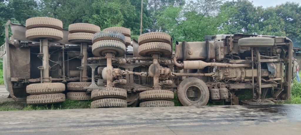 पत्थलगांव एनएच 43 का रोड़ बना खतरों का खेल,, जहां हर दिन मॉलवाहक गाड़ी फिल्मी अंदाज से अचानक मारती है छलांग 2 IMG 20250826 WA0003