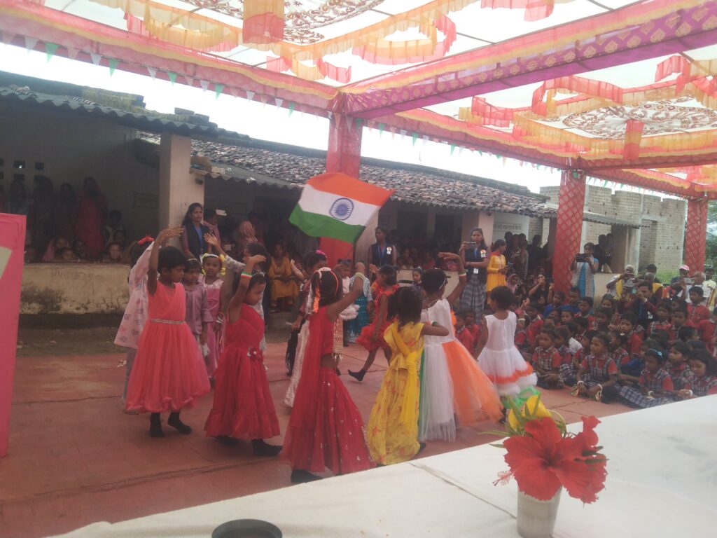 महर्षि सांदीपनी विद्या मंदिर पालीडीह में आजादी के 79 वे स्वतंत्रता दिवस के पावन अवसर पर अनुभान सिंह ठाकुर के द्वारा ध्वजारोहण किया गया 2 IMG 20250815 095540