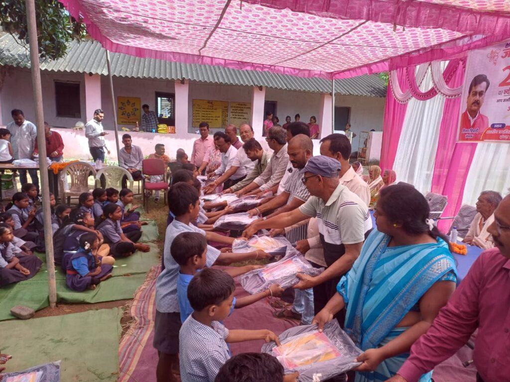 दैनिक जशपुरांचल समाचार पत्र ने मनाया 26वाँ स्थापना दिवस, सुरेशपुर में स्कूली बच्चों के बीच हुआ न्यौता भोज कार्यक्रम 1 IMG 20250924 WA0029