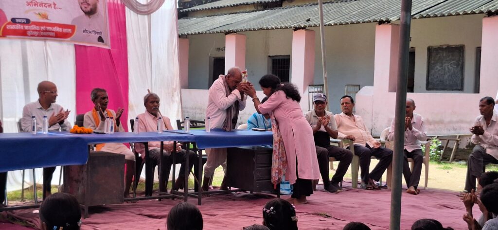 दैनिक जशपुरांचल समाचार पत्र ने मनाया 26वाँ स्थापना दिवस, सुरेशपुर में स्कूली बच्चों के बीच हुआ न्यौता भोज कार्यक्रम 2 IMG 20250924 WA0076