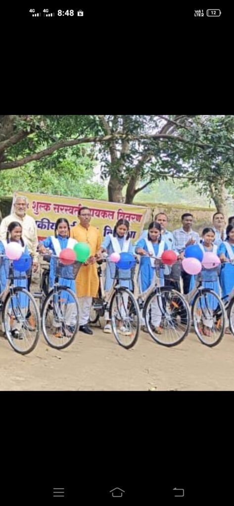 चमर साय एक्का एवं पूर्व मंडल अध्यक्ष वीरेंद्र सिंह के नेतृत्व छात्राओं को साइकिल वितरण किया गया। 1 Screenshot 20250919 084841