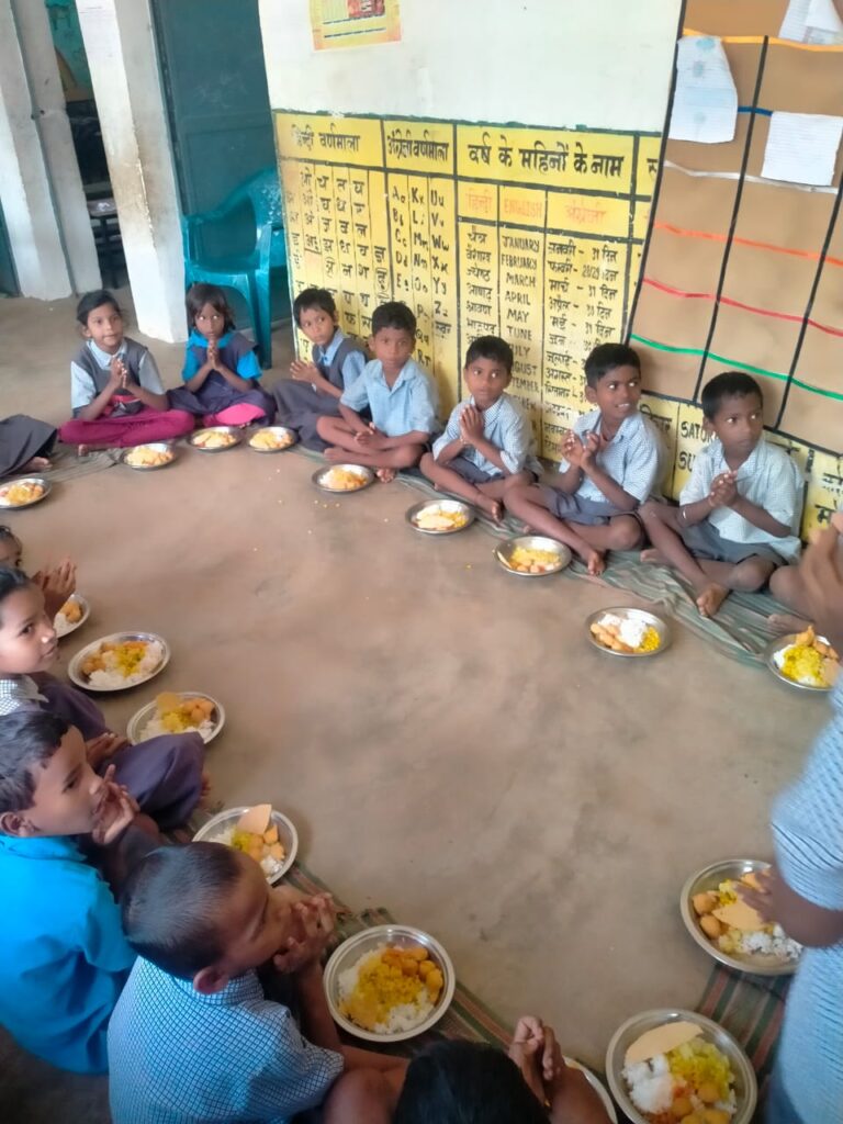पत्थलगांव विकासखंड के स्कूलो में पलकों ने सामाजिक अंकेक्षणन पर बढ़ चढ़ कर लिया हिस्सा 2 IMG 20251007 WA0003